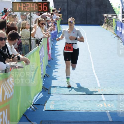10.08.2025 - GEWOBA Citytriathlon Bremen H.Heesch http://msf.ph/oto/8556040 10.08.2025 14:24:39 Ziel 910 meine-sportfotos.de