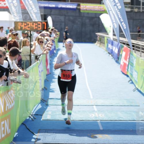 10.08.2025 - GEWOBA Citytriathlon Bremen H.Heesch http://msf.ph/oto/8556049 10.08.2025 14:24:40 Ziel 910 meine-sportfotos.de