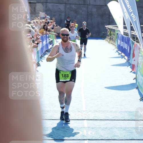 10.08.2025 - GEWOBA Citytriathlon Bremen H.Heesch http://msf.ph/oto/8556051 10.08.2025 15:27:16 Ziel 67, 103, 447 meine-sportfotos.de