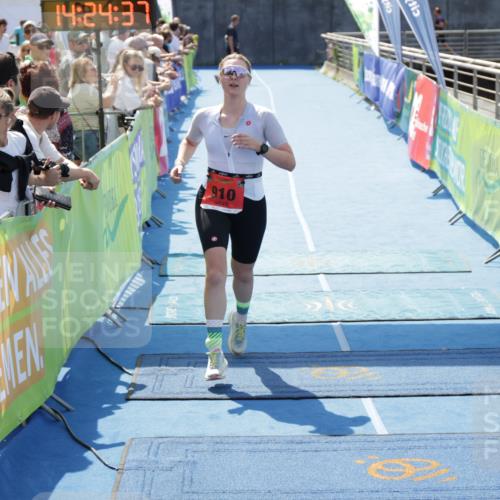 10.08.2025 - GEWOBA Citytriathlon Bremen H.Heesch http://msf.ph/oto/8556053 10.08.2025 14:24:41 Ziel 910 meine-sportfotos.de