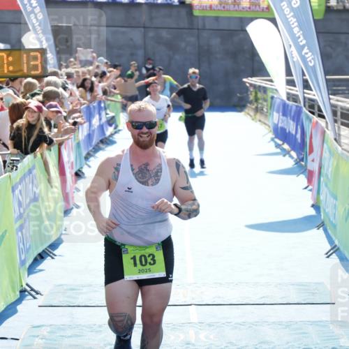 10.08.2025 - GEWOBA Citytriathlon Bremen H.Heesch http://msf.ph/oto/8556054 10.08.2025 15:27:17 Ziel 67, 103, 447 meine-sportfotos.de