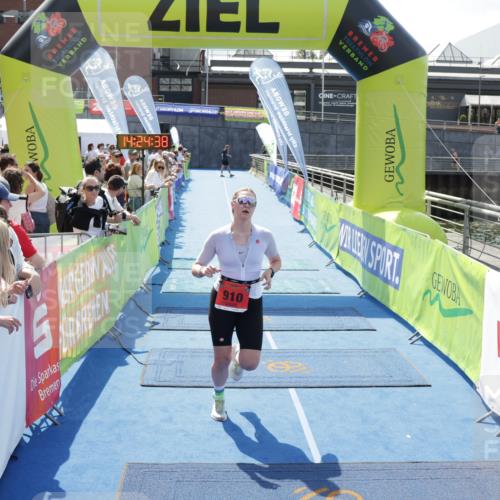 10.08.2025 - GEWOBA Citytriathlon Bremen H.Heesch http://msf.ph/oto/8556062 10.08.2025 14:24:42 Ziel 910 meine-sportfotos.de