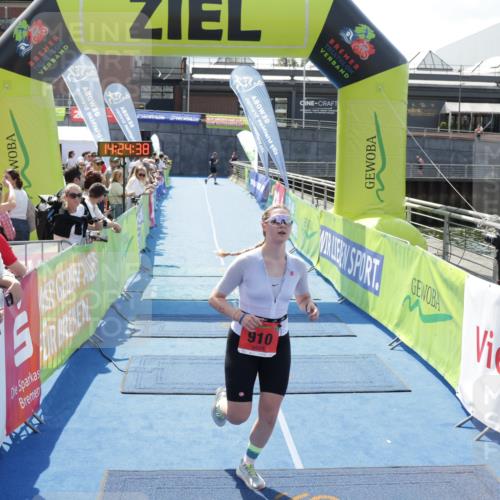 10.08.2025 - GEWOBA Citytriathlon Bremen H.Heesch http://msf.ph/oto/8556065 10.08.2025 14:24:42 Ziel 910 meine-sportfotos.de