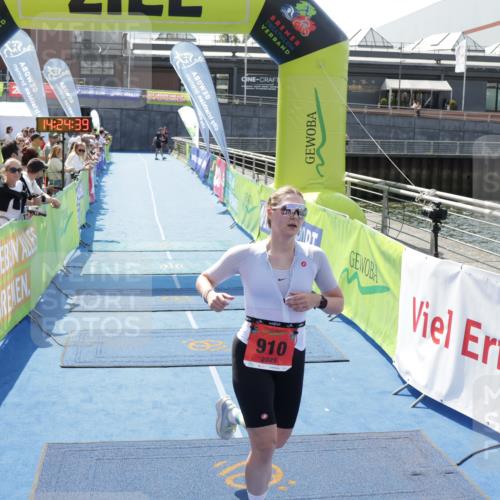 10.08.2025 - GEWOBA Citytriathlon Bremen H.Heesch http://msf.ph/oto/8556068 10.08.2025 14:24:42 Ziel 910 meine-sportfotos.de
