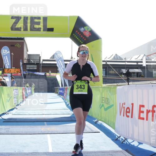 10.08.2025 - GEWOBA Citytriathlon Bremen H.Heesch http://msf.ph/oto/8556132 10.08.2025 16:08:33 Ziel 343 meine-sportfotos.de