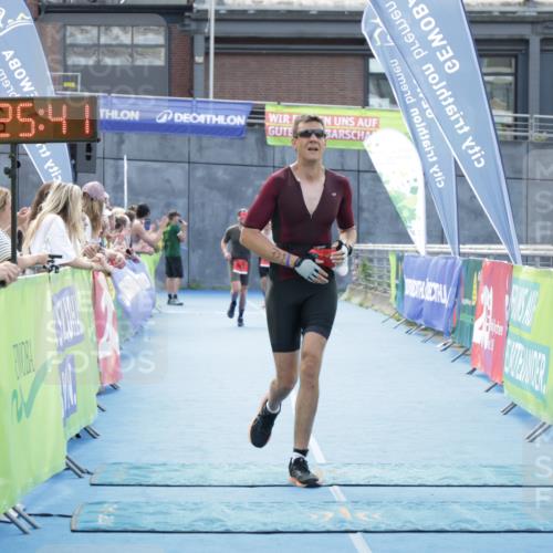 10.08.2025 - GEWOBA Citytriathlon Bremen H.Heesch http://msf.ph/oto/8556156 10.08.2025 14:25:45 Ziel 722, 795 meine-sportfotos.de