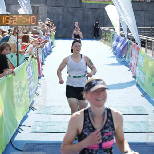 10.08.2025 - GEWOBA Citytriathlon Bremen H.Heesch http://msf.ph/oto/8556182 10.08.2025 15:27:44 Ziel 56, 382, 466 meine-sportfotos.de