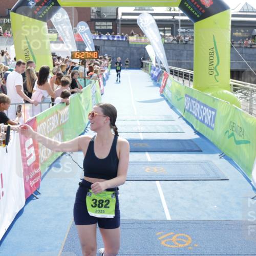 10.08.2025 - GEWOBA Citytriathlon Bremen H.Heesch http://msf.ph/oto/8556228 10.08.2025 15:27:52 Ziel 382 meine-sportfotos.de