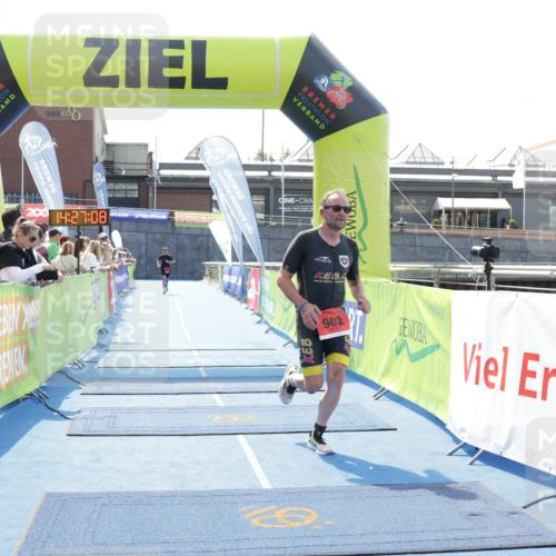 10.08.2025 - GEWOBA Citytriathlon Bremen H.Heesch http://msf.ph/oto/8556325 10.08.2025 14:27:12 Ziel 720, 902 meine-sportfotos.de