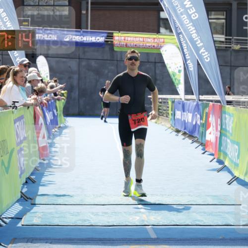 10.08.2025 - GEWOBA Citytriathlon Bremen H.Heesch http://msf.ph/oto/8556328 10.08.2025 14:27:18 Ziel 720, 902 meine-sportfotos.de