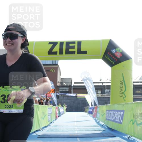 10.08.2025 - GEWOBA Citytriathlon Bremen H.Heesch http://msf.ph/oto/8556330 10.08.2025 16:10:39 Ziel 383 meine-sportfotos.de
