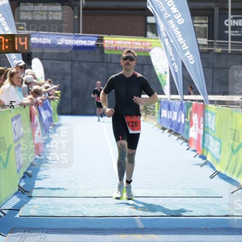 10.08.2025 - GEWOBA Citytriathlon Bremen H.Heesch http://msf.ph/oto/8556332 10.08.2025 14:27:18 Ziel 720, 902 meine-sportfotos.de