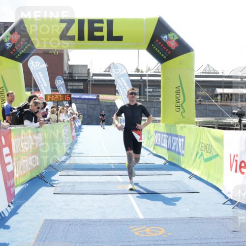 10.08.2025 - GEWOBA Citytriathlon Bremen H.Heesch http://msf.ph/oto/8556350 10.08.2025 14:27:20 Ziel 720, 902 meine-sportfotos.de