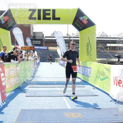 10.08.2025 - GEWOBA Citytriathlon Bremen H.Heesch http://msf.ph/oto/8556353 10.08.2025 14:27:20 Ziel 720, 902 meine-sportfotos.de