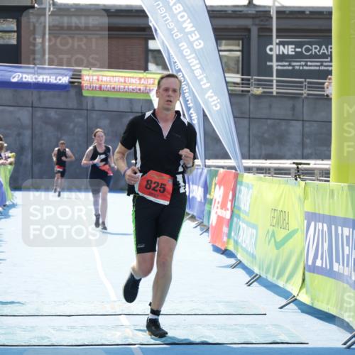 10.08.2025 - GEWOBA Citytriathlon Bremen H.Heesch http://msf.ph/oto/8556356 10.08.2025 14:27:28 Ziel 825, 939 meine-sportfotos.de