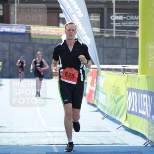 10.08.2025 - GEWOBA Citytriathlon Bremen H.Heesch http://msf.ph/oto/8556359 10.08.2025 14:27:28 Ziel 825, 939 meine-sportfotos.de