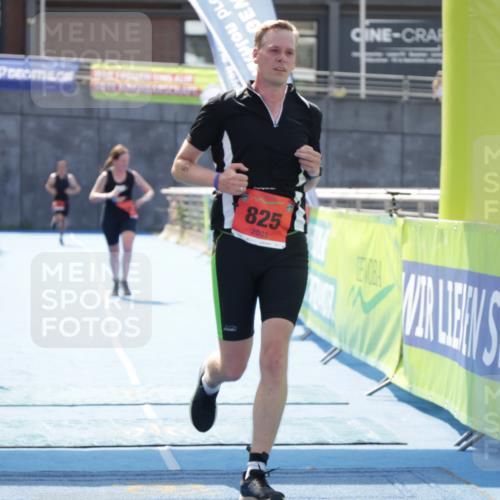 10.08.2025 - GEWOBA Citytriathlon Bremen H.Heesch http://msf.ph/oto/8556362 10.08.2025 14:27:28 Ziel 825, 939 meine-sportfotos.de