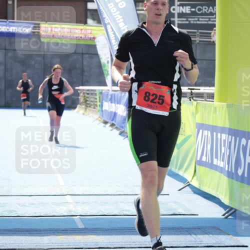 10.08.2025 - GEWOBA Citytriathlon Bremen H.Heesch http://msf.ph/oto/8556365 10.08.2025 14:27:29 Ziel 825, 939 meine-sportfotos.de
