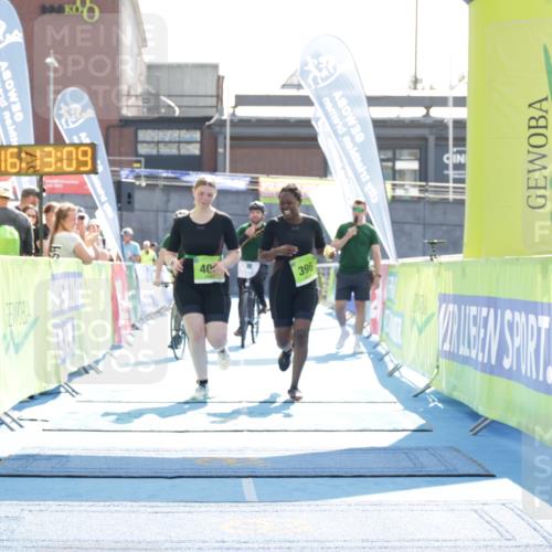 10.08.2025 - GEWOBA Citytriathlon Bremen H.Heesch http://msf.ph/oto/8556373 10.08.2025 16:13:12 Ziel 396, 406 meine-sportfotos.de