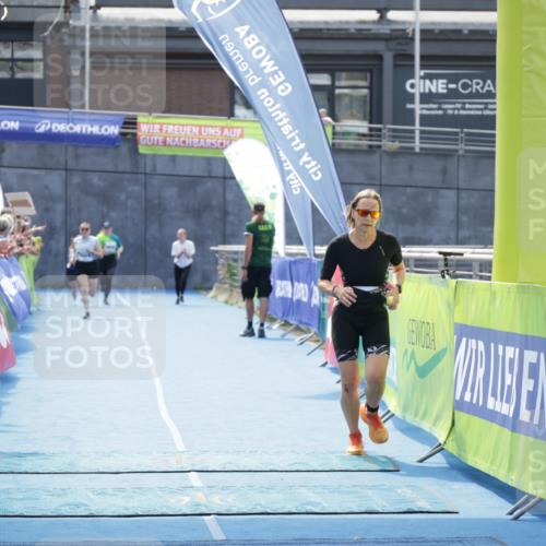 10.08.2025 - GEWOBA Citytriathlon Bremen H.Heesch http://msf.ph/oto/8556392 10.08.2025 14:28:32 Ziel 978 meine-sportfotos.de