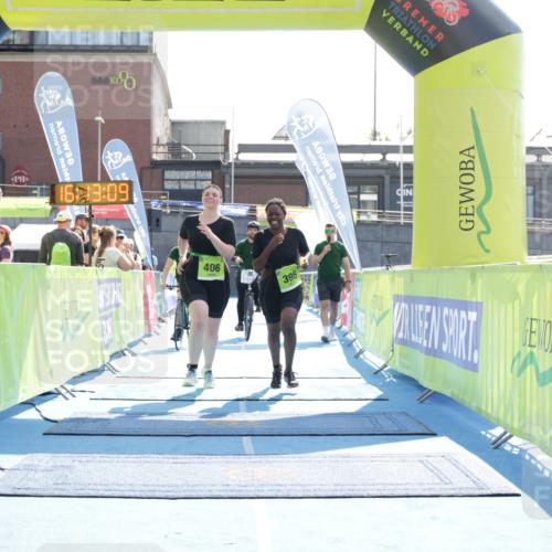 10.08.2025 - GEWOBA Citytriathlon Bremen H.Heesch http://msf.ph/oto/8556397 10.08.2025 16:13:13 Ziel 396, 406 meine-sportfotos.de
