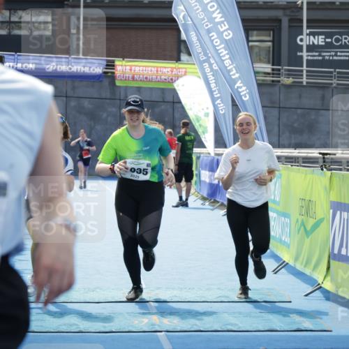 10.08.2025 - GEWOBA Citytriathlon Bremen H.Heesch http://msf.ph/oto/8556430 10.08.2025 14:28:41 Ziel 1019 meine-sportfotos.de