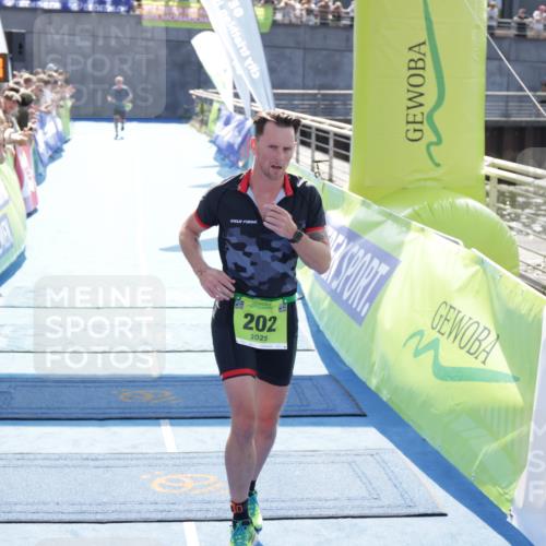 10.08.2025 - GEWOBA Citytriathlon Bremen H.Heesch http://msf.ph/oto/8556474 10.08.2025 15:28:45 Ziel 202, 267, 288, 532 meine-sportfotos.de