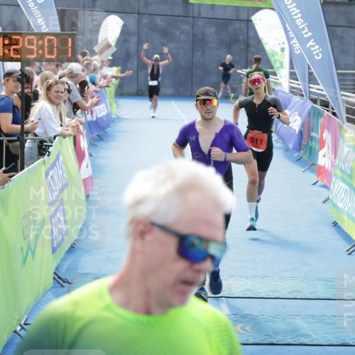10.08.2025 - GEWOBA Citytriathlon Bremen H.Heesch http://msf.ph/oto/8556492 10.08.2025 14:29:05 Ziel 782, 911, 1001 meine-sportfotos.de