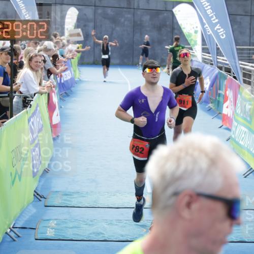 10.08.2025 - GEWOBA Citytriathlon Bremen H.Heesch http://msf.ph/oto/8556496 10.08.2025 14:29:05 Ziel 782, 911, 1001 meine-sportfotos.de