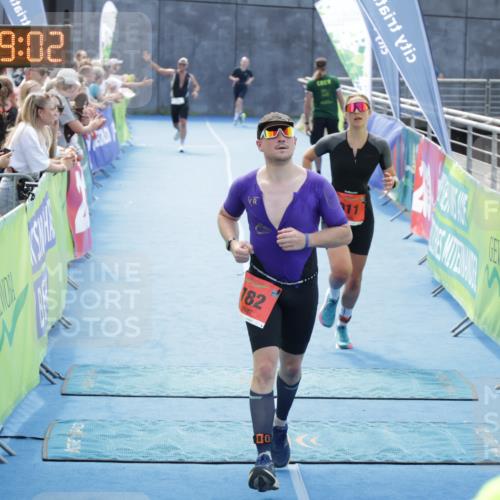 10.08.2025 - GEWOBA Citytriathlon Bremen H.Heesch http://msf.ph/oto/8556498 10.08.2025 14:29:06 Ziel 782, 911, 1001 meine-sportfotos.de