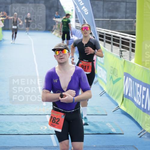 10.08.2025 - GEWOBA Citytriathlon Bremen H.Heesch http://msf.ph/oto/8556500 10.08.2025 14:29:07 Ziel 782, 911, 1001 meine-sportfotos.de