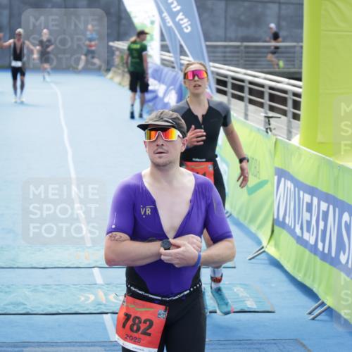 10.08.2025 - GEWOBA Citytriathlon Bremen H.Heesch http://msf.ph/oto/8556502 10.08.2025 14:29:07 Ziel 782, 911, 1001 meine-sportfotos.de
