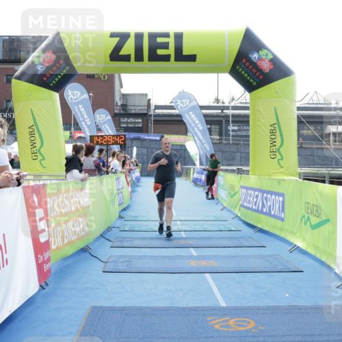 10.08.2025 - GEWOBA Citytriathlon Bremen H.Heesch http://msf.ph/oto/8556565 10.08.2025 14:29:46 Ziel 708 meine-sportfotos.de