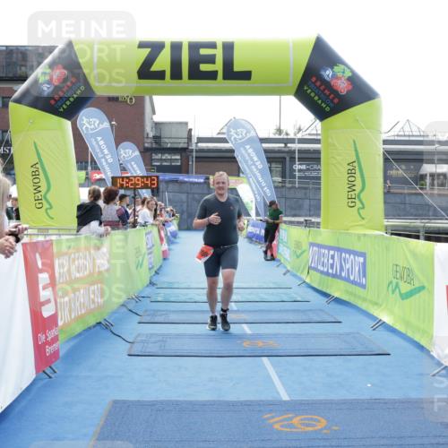 10.08.2025 - GEWOBA Citytriathlon Bremen H.Heesch http://msf.ph/oto/8556568 10.08.2025 14:29:46 Ziel 708 meine-sportfotos.de
