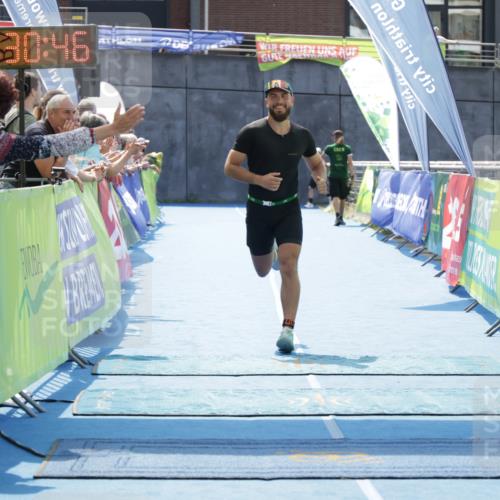 10.08.2025 - GEWOBA Citytriathlon Bremen H.Heesch http://msf.ph/oto/8556607 10.08.2025 14:30:50 Ziel 709 meine-sportfotos.de