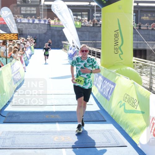 10.08.2025 - GEWOBA Citytriathlon Bremen H.Heesch http://msf.ph/oto/8556612 10.08.2025 15:30:00 Ziel 221, 426, 487, 491 meine-sportfotos.de