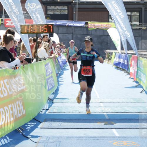10.08.2025 - GEWOBA Citytriathlon Bremen H.Heesch http://msf.ph/oto/8556616 10.08.2025 14:32:00 Ziel 927, 955 meine-sportfotos.de