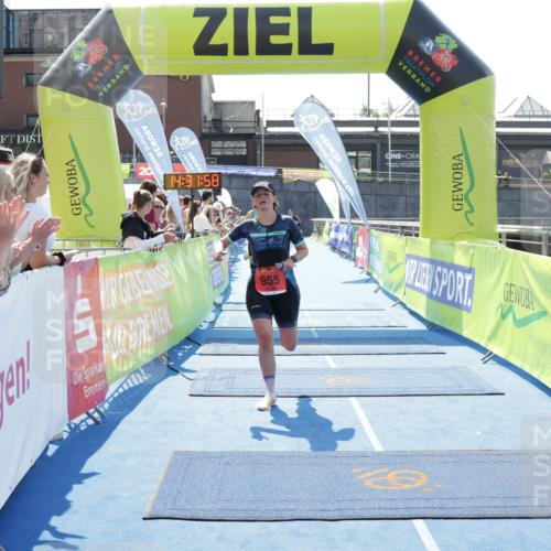 10.08.2025 - GEWOBA Citytriathlon Bremen H.Heesch http://msf.ph/oto/8556623 10.08.2025 14:32:01 Ziel 927, 955 meine-sportfotos.de