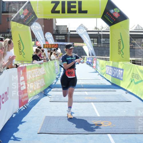 10.08.2025 - GEWOBA Citytriathlon Bremen H.Heesch http://msf.ph/oto/8556625 10.08.2025 14:32:01 Ziel 927, 955 meine-sportfotos.de