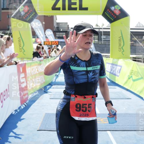 10.08.2025 - GEWOBA Citytriathlon Bremen H.Heesch http://msf.ph/oto/8556634 10.08.2025 14:32:03 Ziel 920, 927, 955 meine-sportfotos.de