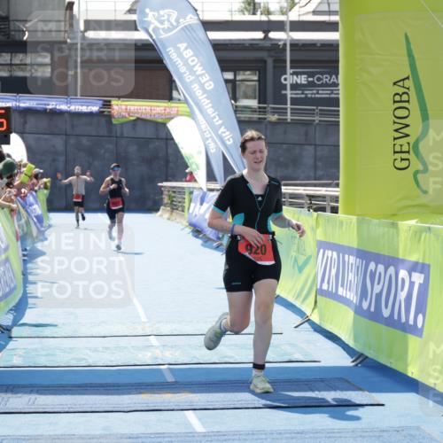 10.08.2025 - GEWOBA Citytriathlon Bremen H.Heesch http://msf.ph/oto/8556645 10.08.2025 14:32:09 Ziel 920, 925, 927 meine-sportfotos.de