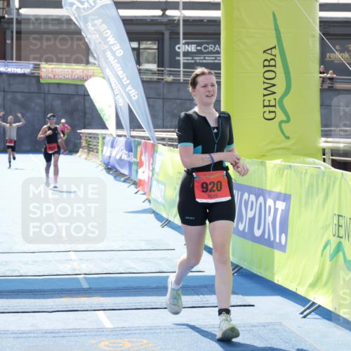 10.08.2025 - GEWOBA Citytriathlon Bremen H.Heesch http://msf.ph/oto/8556649 10.08.2025 14:32:10 Ziel 920, 925, 927 meine-sportfotos.de