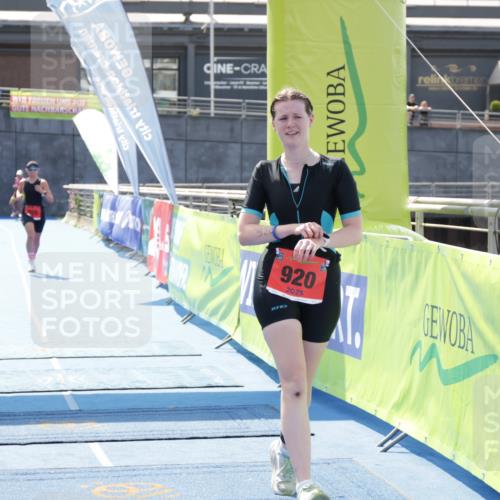 10.08.2025 - GEWOBA Citytriathlon Bremen H.Heesch http://msf.ph/oto/8556651 10.08.2025 14:32:10 Ziel 920, 925, 927 meine-sportfotos.de