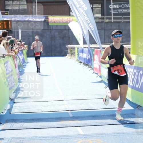 10.08.2025 - GEWOBA Citytriathlon Bremen H.Heesch http://msf.ph/oto/8556658 10.08.2025 14:32:14 Ziel 686, 920, 925 meine-sportfotos.de