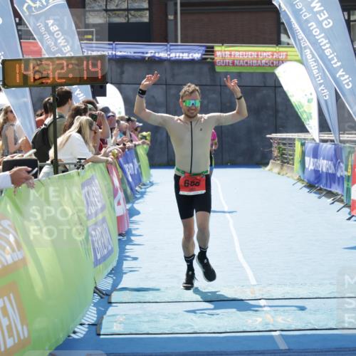 10.08.2025 - GEWOBA Citytriathlon Bremen H.Heesch http://msf.ph/oto/8556664 10.08.2025 14:32:18 Ziel 686, 923, 925 meine-sportfotos.de
