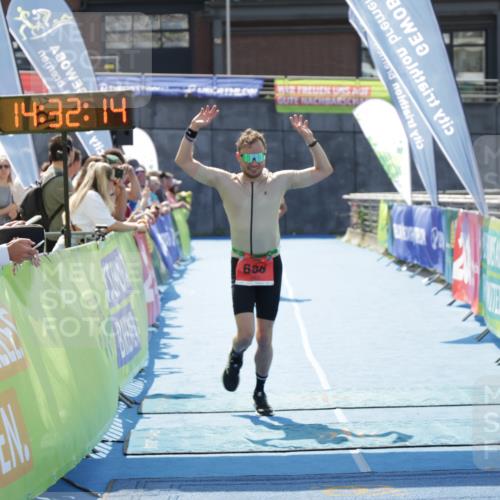 10.08.2025 - GEWOBA Citytriathlon Bremen H.Heesch http://msf.ph/oto/8556666 10.08.2025 14:32:18 Ziel 686, 923, 925 meine-sportfotos.de