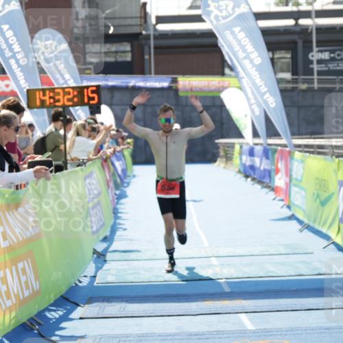 10.08.2025 - GEWOBA Citytriathlon Bremen H.Heesch http://msf.ph/oto/8556668 10.08.2025 14:32:18 Ziel 686, 923, 925 meine-sportfotos.de