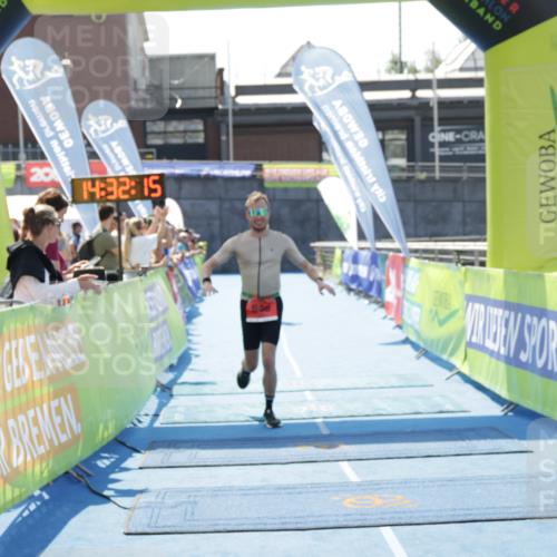 10.08.2025 - GEWOBA Citytriathlon Bremen H.Heesch http://msf.ph/oto/8556670 10.08.2025 14:32:19 Ziel 686, 923, 925 meine-sportfotos.de