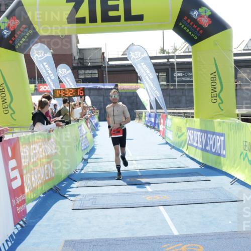 10.08.2025 - GEWOBA Citytriathlon Bremen H.Heesch http://msf.ph/oto/8556672 10.08.2025 14:32:19 Ziel 686, 923, 925 meine-sportfotos.de