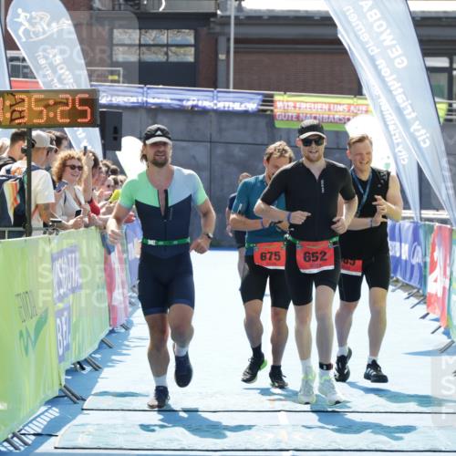 10.08.2025 - GEWOBA Citytriathlon Bremen H.Heesch http://msf.ph/oto/8556746 10.08.2025 14:35:28 Ziel 596, 632, 652 meine-sportfotos.de